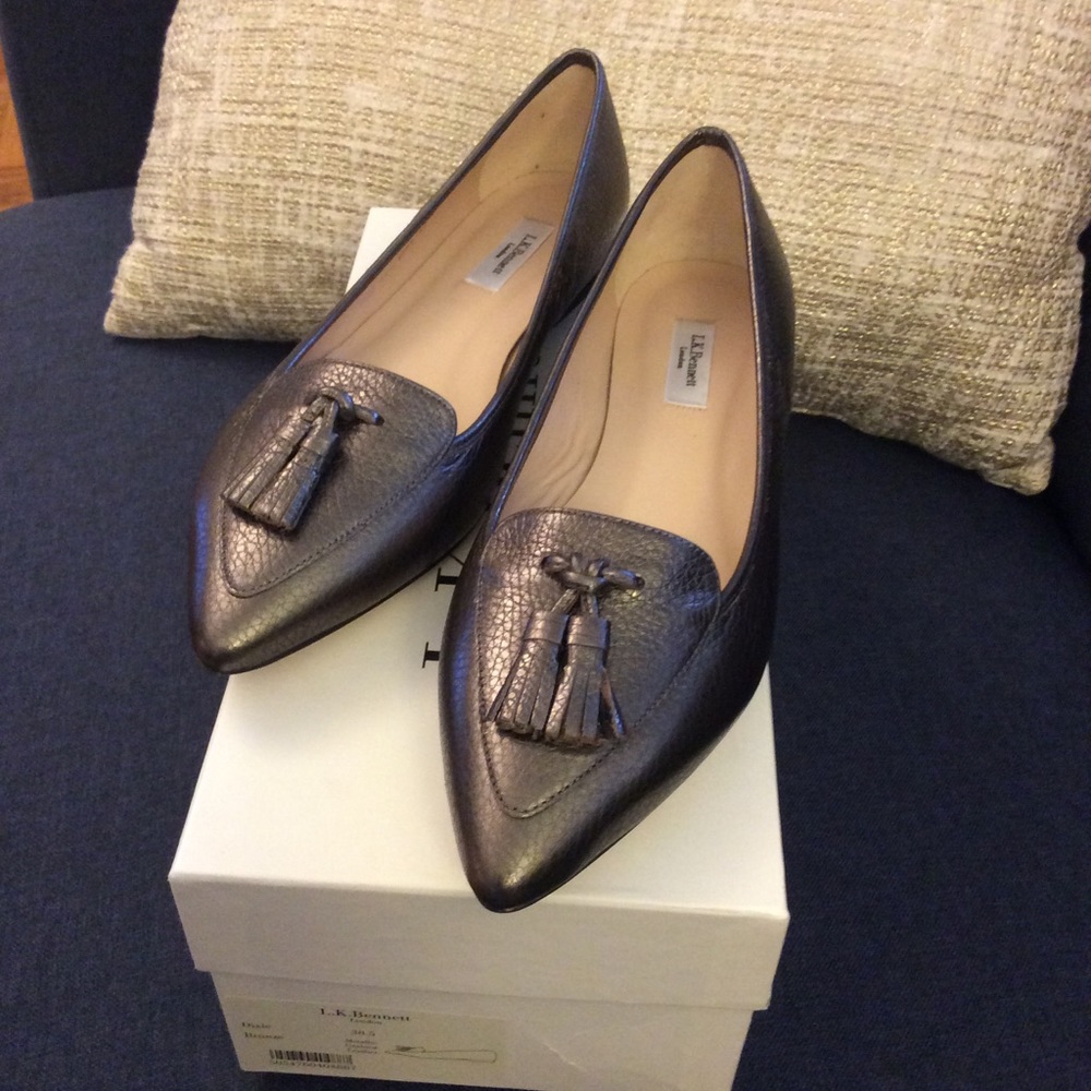 Metallic flats- never worn